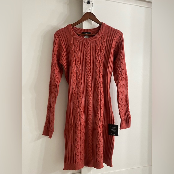 Snuggly and Sexy - Lulu's backless cable sweater dress in Rusty Red - XL - Picture 5 of 7